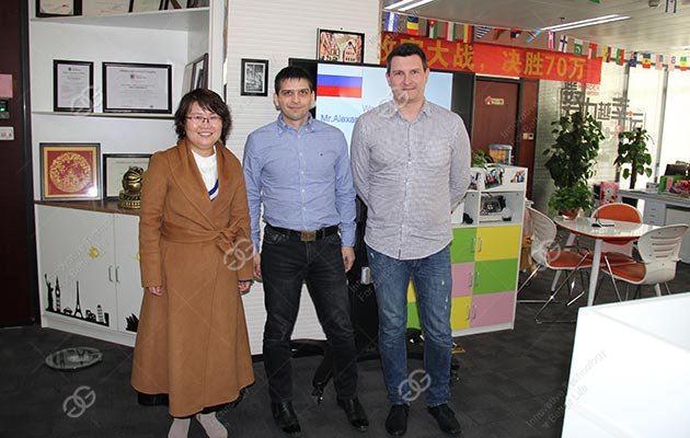 Cliente ruso visita freidora continua