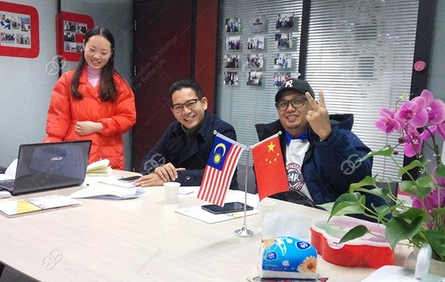 Cliente de Malasia para cortadora de chips de plátano